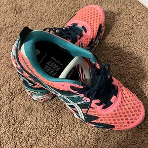 Women’s Noosa ASICS, size 9 multicolored